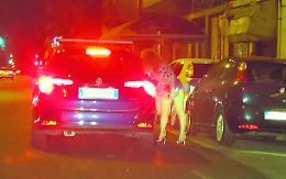 Sesso a 20 euro per le strade di Torino. Così le prostitute sfidano l’inflazione  