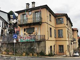 Dal rischio chiusura alle infiltrazioni. L'appello delle maestre: «Salviamo la scuola Balbis»