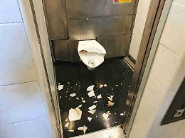 Vigilanza e bagni a pagamento con tornelli e guardiani: ecco le novità anti vandali nelle stazioni