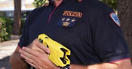 Ladro bloccato dai poliziotti con il taser