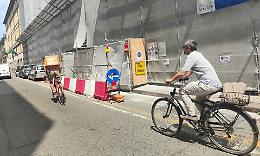La malasosta invade le ciclabili: «Ostaggio di auto e cantieri»
