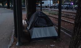 Allarme senzatetto “molesti” e sotto la pensilina del tram spunta una tenda da campeggio