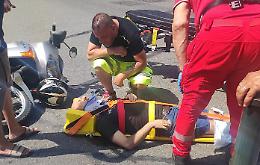 Terribile incidente stradale: Suv investe una moto e poi fugge, bloccato dai passanti inferociti 
