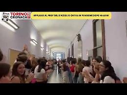 L'applauso commovente per l'ultimo giorno del prof, il video è virale: «Non posso guardarlo, piango»