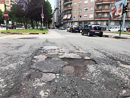 Il Comune chiude 20mila buche ma fioccano le richieste di risarcimento danni (due al giorno)