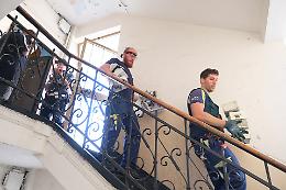 Furti di corrente e alloggi "inventati": ecco cos'ha scoperto la polizia nel palazzo dello spaccio di Torino