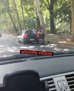 Follia a Torino: in tre coi pattini si aggrappano all'auto in corsa