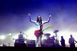 Insulta Meloni dal palco: rockstar a processo (quando capiranno dove vive)