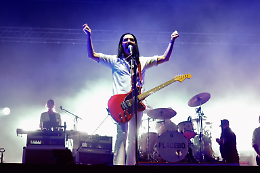 Offese alla Meloni sul palco del Sonic Park, nei guai il cantante dei Placebo