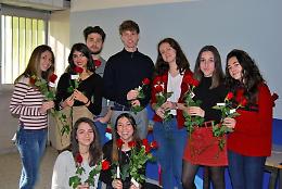 Niente rose e niente cellulari al liceo, scoppia la “guerra” con gli studenti