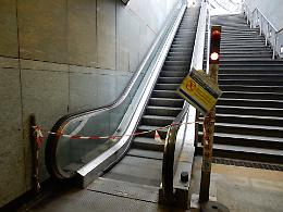 Scale mobili e ascensori: 2 stazioni su 3 della metro sono in balia dei guasti