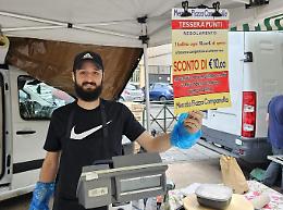 Gli ambulanti di Parella fanno gli sconti: «Vogliamo salvare  il nostro mercato con una tessera a punti»