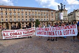 «Lavoriamo 15 ore di fila senza tutele». La protesta in Prefettura dei lavoratori di Mondo Convenienza