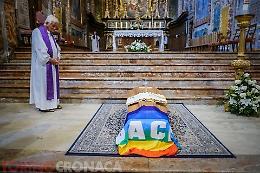 Il funerale di Bettazzi, vescovo scomodo sepolto con la bandiera arcobaleno