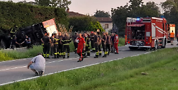 L'autobotte esce di strada: muore un vigile del fuoco