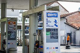 La benzina vola a 2 euro, ecco l'ultima stangata per chi andrà in vacanza