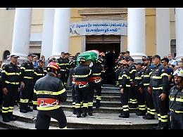 Più di mille persone per l’ultimo addio al vigile del fuoco eroe