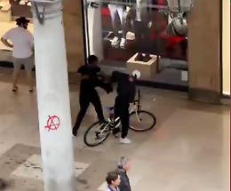 Tenta il furto in via Roma ma lo steward lo coglie in flagrante