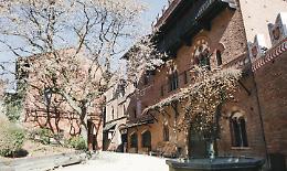 Le botteghe del Borgo Medievale sotto sfratto 