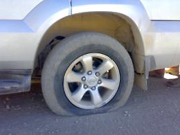 Raid nella notte a Torino contro le gomme di 70 automobili 