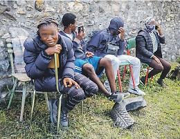 «Sfidiamo mare, deserti e montagne, così rischiamo la vita per un sogno» (Le foto e le storie)