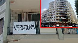 Il palazzo è in vendita, gli inquilini protestano dai balconi: «Vergogna»