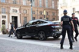 Il suv con Zima del Toro mollato in piazza, a Torino scatta l'allarme