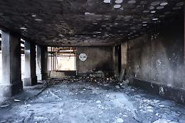 La rabbia delle famiglie dopo l'incendio: «Colpa di rifiuti e macerie, un disastro che si poteva evitare» 