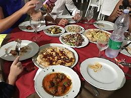Mangiano di tutto, ma poi non pagano il conto e si scatena la rissa