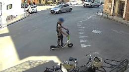 Inseguimento all'americana in centro a Torino. Pusher fugge in monopattino, ma la "pantera" lo raggiunge