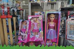 A Torino è Barbie-mania: torte e maglie con la bambola. E c'è la 500 rosa