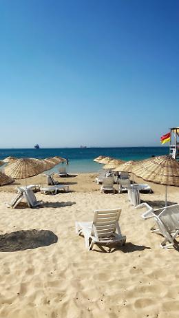 Consigliere si collega dalla spiagga. Scoppia la polemica sullo smartworking in Comune