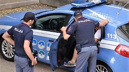 Ruba nelle auto del cortile del condominio, 18enne "arrestato" dai residenti