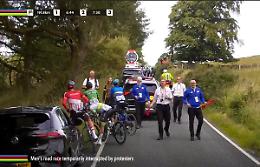 Caos a Glasgow: i ciclisti costretti allo stop, il video