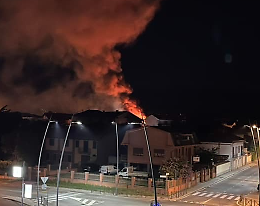 Rogo nell’ex scuola elementare, caccia ai baby piromani