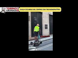Follia sulla ciclabile: corre sul monopattino e ne trasporta altri due