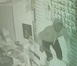 Ladri "acrobati" si intrufolano nella tabaccheria