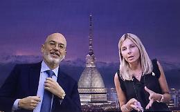 IL VIDEO DELLA FESTA - Invita gli amici per annunciare le nozze, ma poi ci ripensa e scarica la fidanzata 