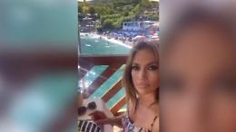 Vacanze in Costiera Amalfitana per Jennifer Lopez, in Italia fa impazzire i fan