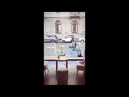 Vittorio Feltri dà da mangiare ad un piccione. E' lui o non è lui?