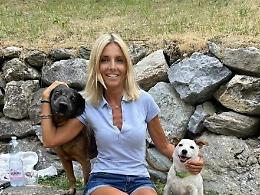 Seymandi in vacanza in montagna con i suoi due cani. Gli amici: «Loro non ti tradiranno mai»