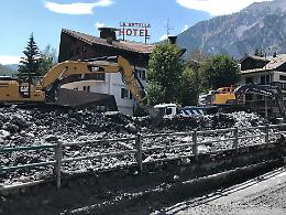 Bardonecchia, le testimonianze del sindaco e dei residenti al lavoro per togliere il fango