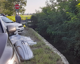 Finisce con la moto nella roggia  e muore a 26 anni 
