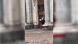 Grida «Cristiani ladri!» e devasta il portone della chiesa di piazza San Carlo con un sasso