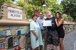 "Vamos a la playa"... di Alassio: Jonhson Righeira firma lo storico Muretto