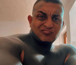 Ruba la moto a un poliziotto, si schianta e muore