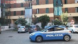 Ladro acrobata precipita dal secondo piano tentando di entrare in un appartamento