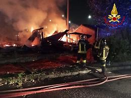 Grande incendio nell'ex campo nomadi tra Torino e Collegno (foto e video)