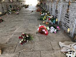 Devastato il cimitero di Rivalta: rubati i vasi di mille tombe