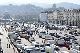 Ambulanti sulle barricate: «Invadiamo piazza Vittorio per non fallire»